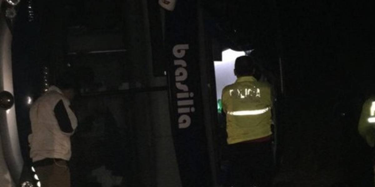Un muerto y 25 heridos tras accidente de bus internacional en Ibarra Un muerto y 25 heridos tras accidente de bus internacional en Ibarra