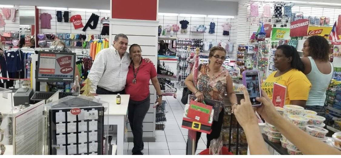 Santini se tomó fotos con personas que visitaban el área comercial de Río Piedras.