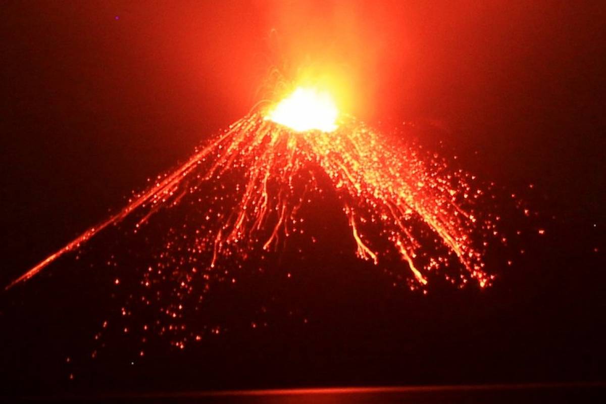 Tsunami en Indonesia: el volcán Krakatoa entra quot;en una nueva fase mortalquot;  Publimetro Chile