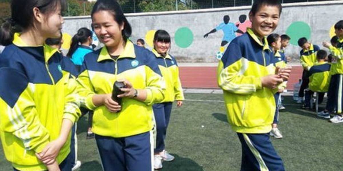 Escuelas de China están usando uniformes inteligentes para rastrear la ubicación de sus alumnos