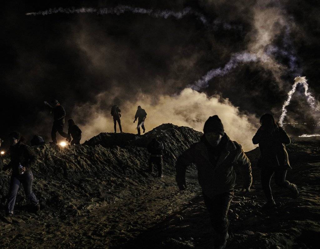 Estados Unidos lanza gas lacrimógeno a migrantes