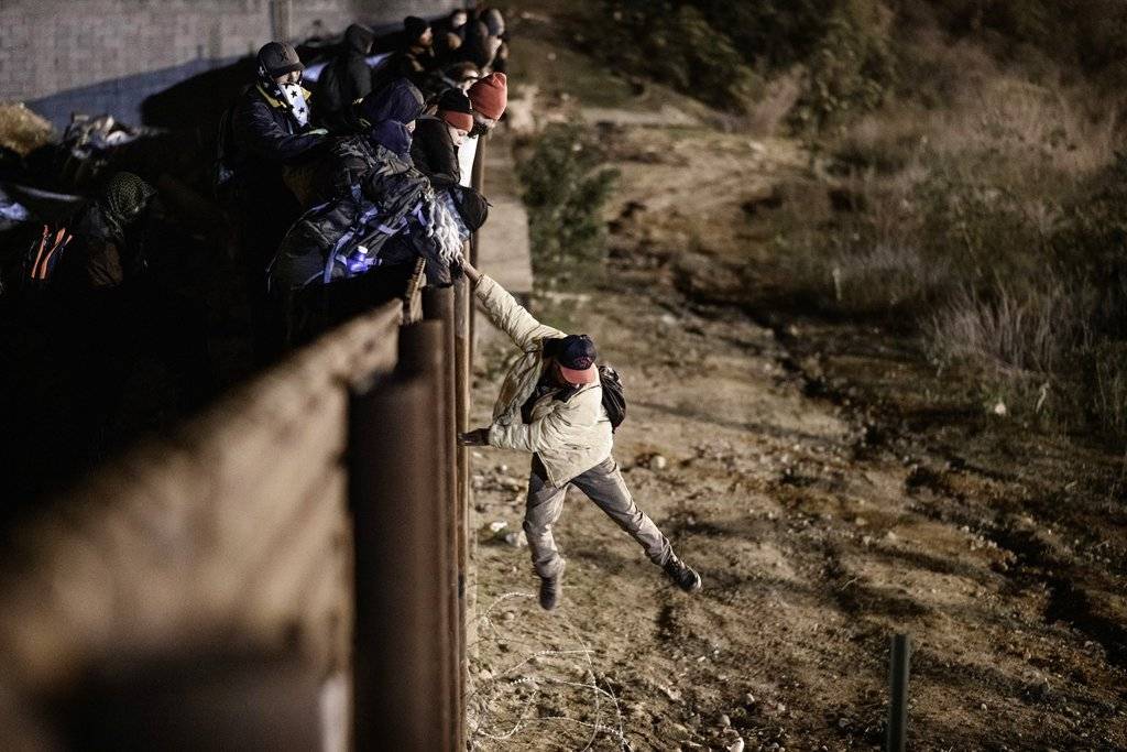 Estados Unidos lanza gas lacrimógeno a migrantes