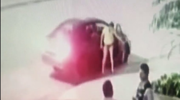 Mujer al bajarse del taxi informal