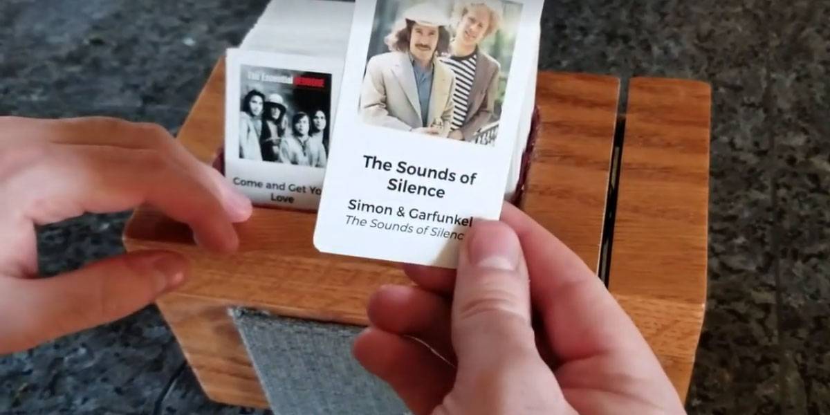 Supera esto Apple: una rocola casera que funciona con tarjetas deslizables Supera esto Apple: una rocola casera que funciona con tarjetas deslizables