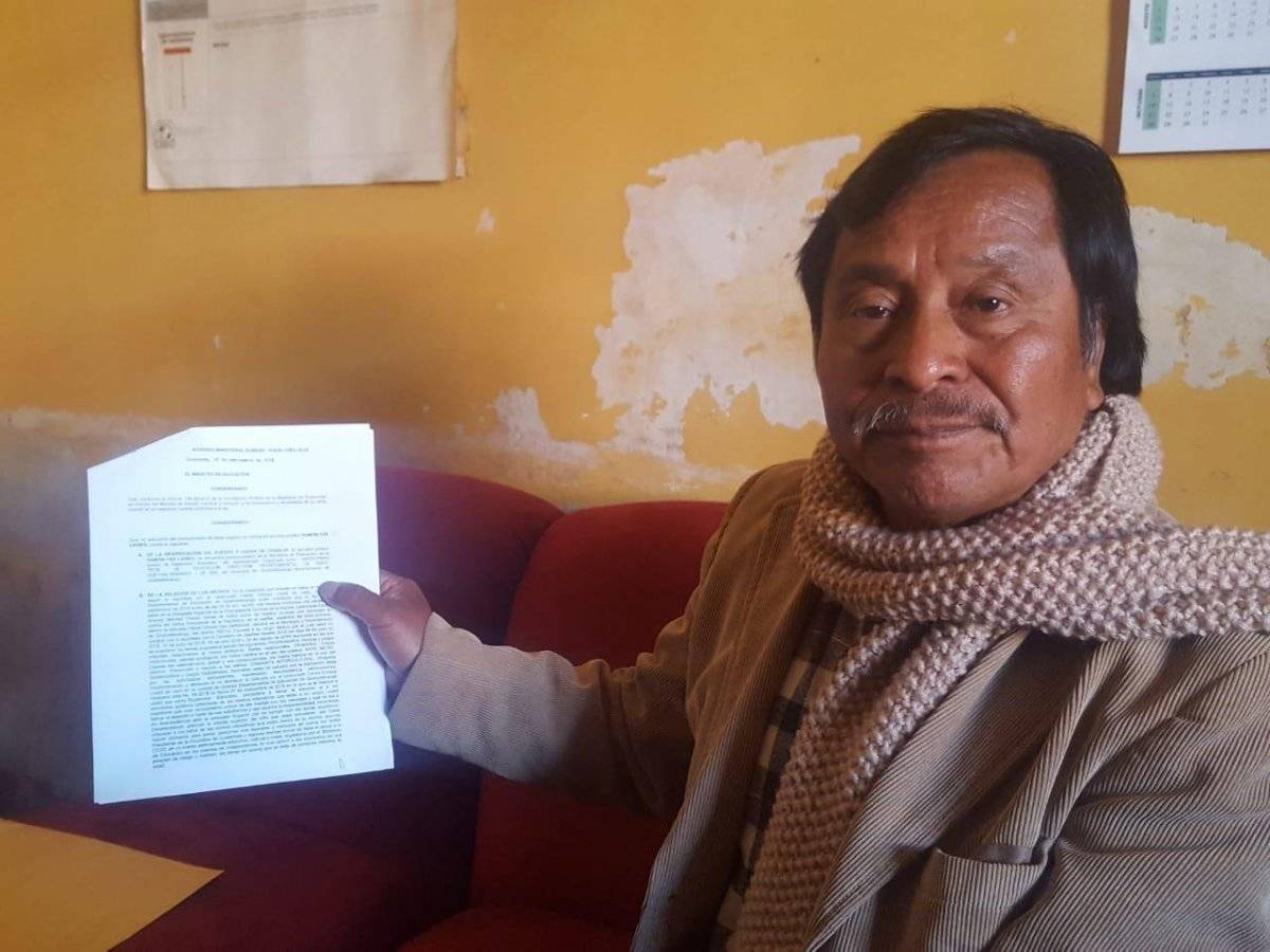 supervisor educativo de Quetzaltenango, Ramón Yax, es destituido por mantas contra el presidente