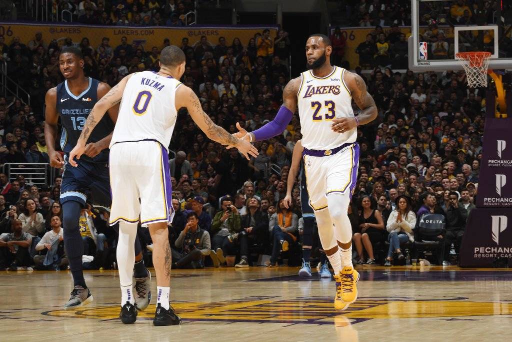 ¿Llegarán LeBron y los Lakers a los playoffs que se inician en abril? / imagen: Getty Images