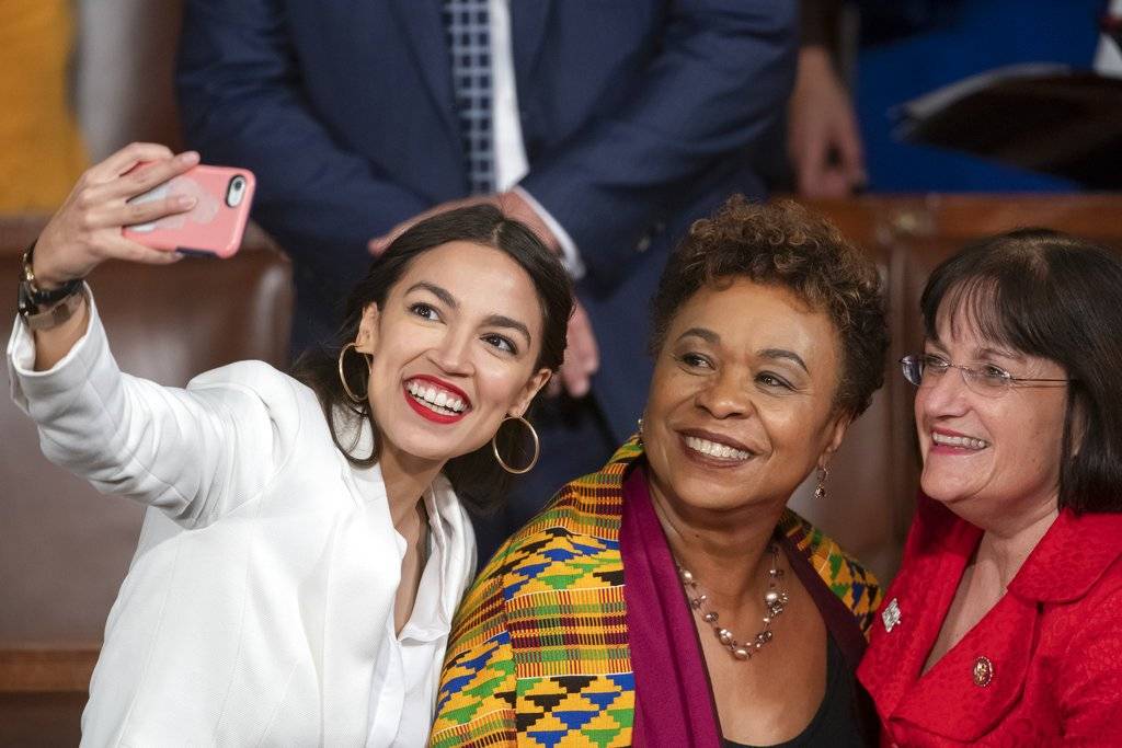 La representante Alexandria Ocasio-Cortez, demócrata de Nueva York, se toma una selfie con la representante Ann McLane Kuster, demócrata de Nueva Hampshire, y la representante Barbara Lee, demócrata de California, en el primer día del Congreso 116