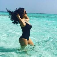 Salma Hayek continúa presumiendo sus curvas en paradisíacas vacaciones