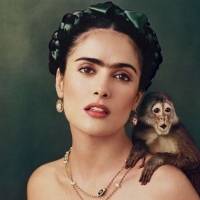 Salma Hayek lleva con elegancia sus canas mostrando que la edad es solo un número