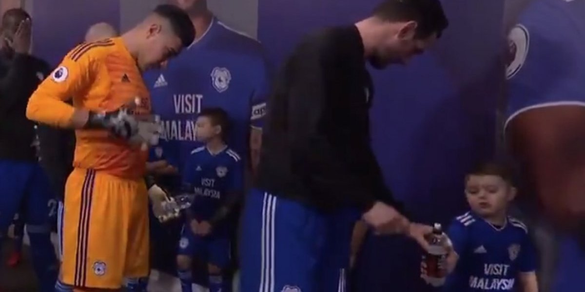 Niño le da lección de modales a capitán del Cardiff Niño le da lección de modales a capitán del Cardiff