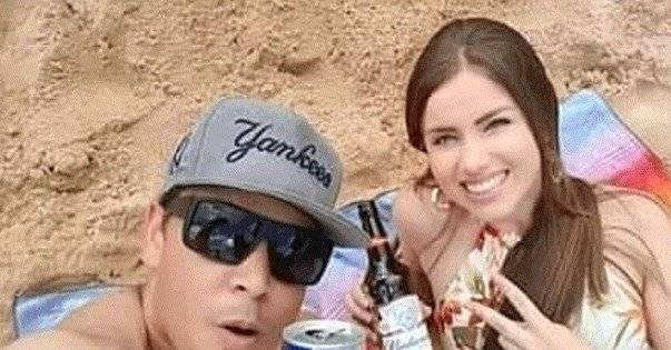 La feliz pareja en su selfie para Facebook