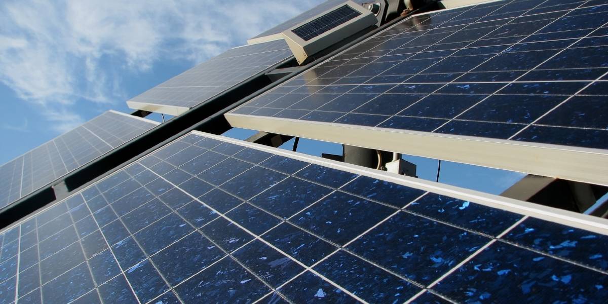 Energía sustentable: Conoce cómo funcionan los paneles fotovoltáicos instalados por el alcalde de Recoleta