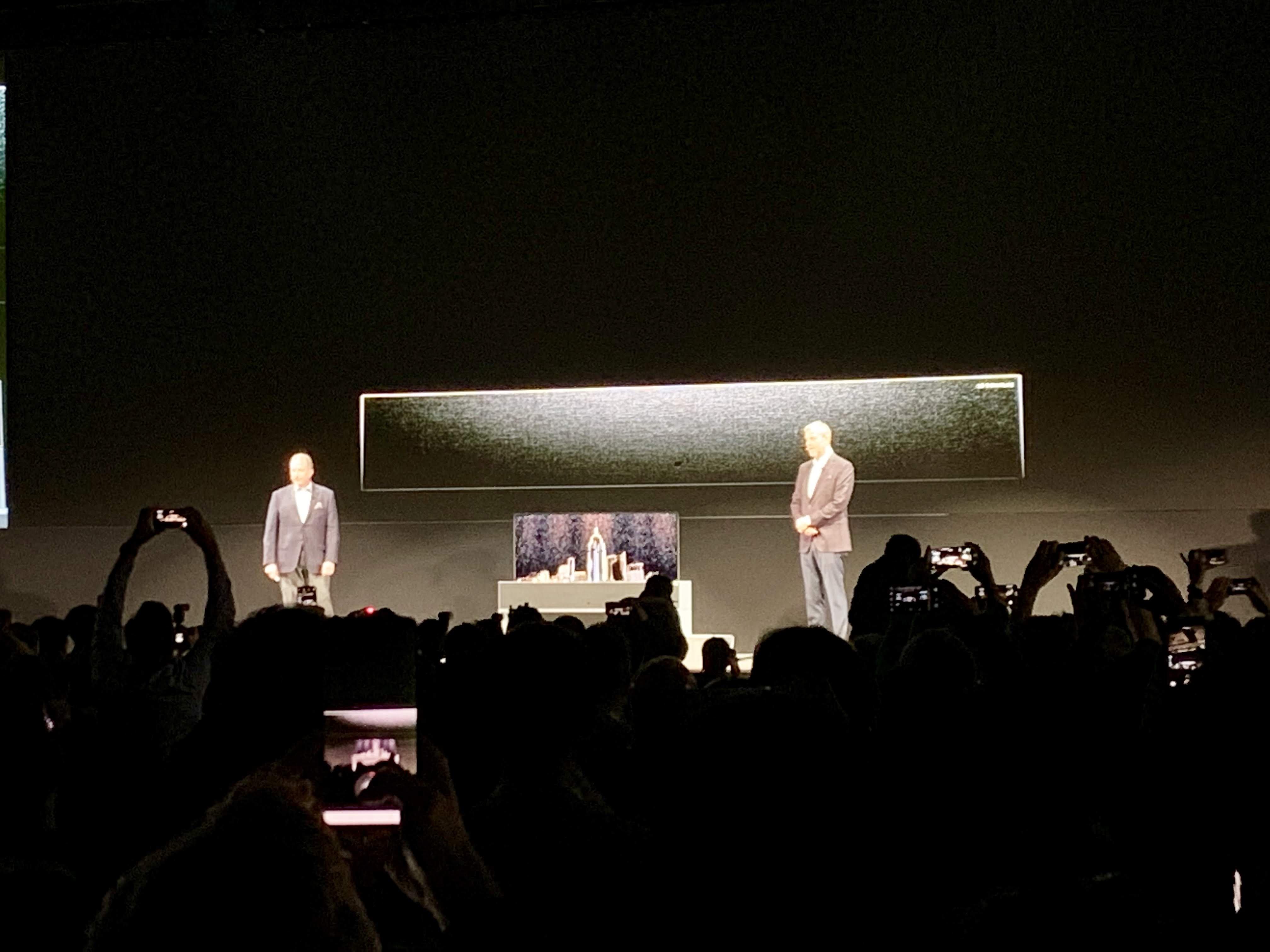 LG presentó el primer televisor OLED enrollable en CES la 2019 LG presentó el primer televisor OLED enrollable en CES la 2019