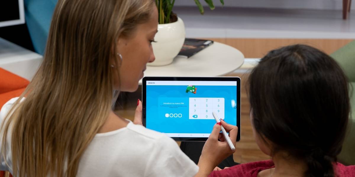 Generación App: Estudio chileno dice que escolares parten a los 10 años usando el celular y que lo ven más de seis horas al día