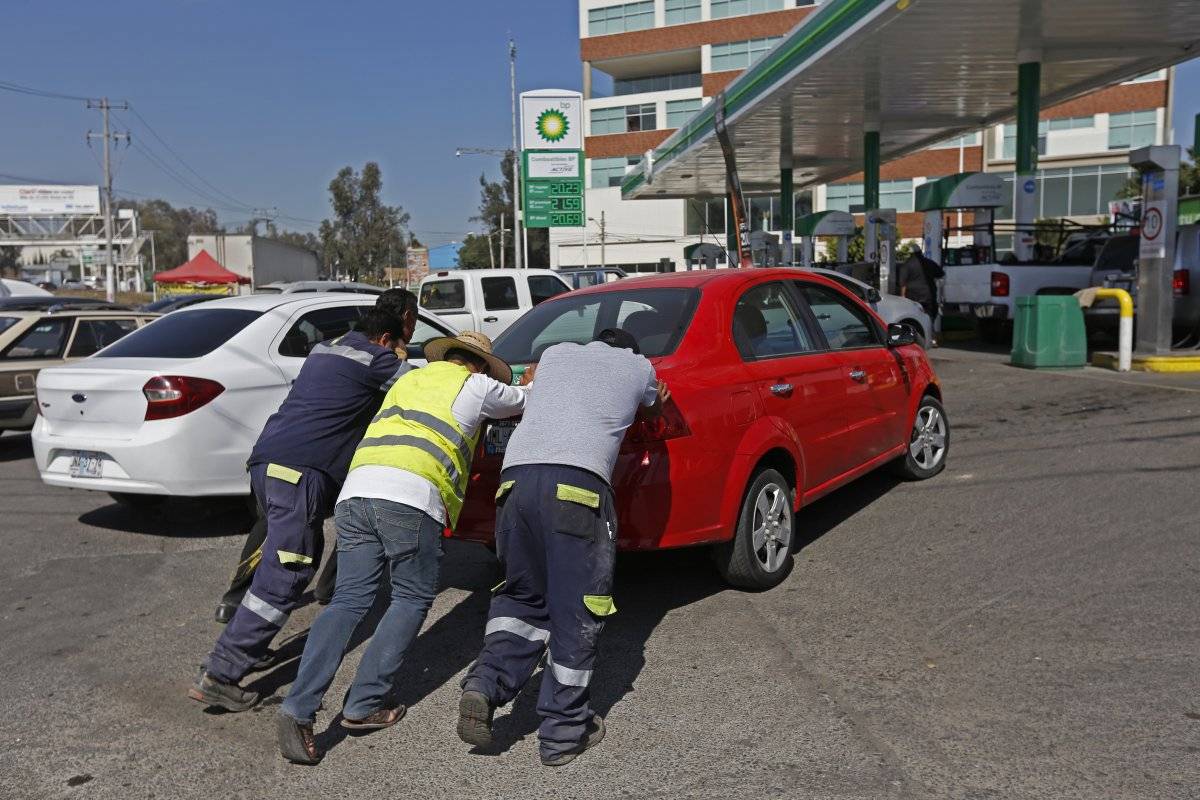 Piden sancionar venta de gasolina en bidones; ley de Jalisco sí lo permite