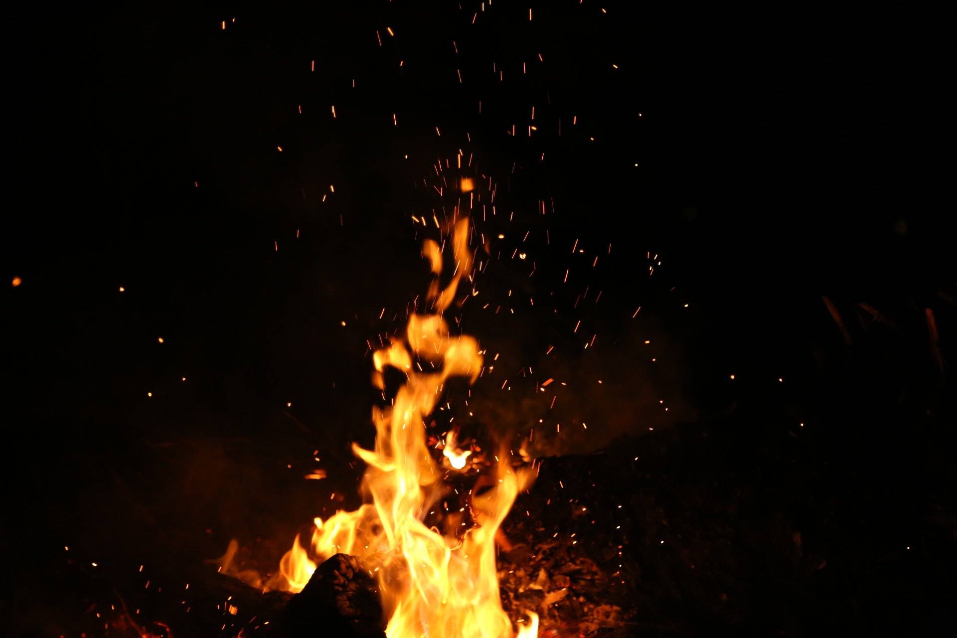 Un celular que se estaba cargando provocó un grave incendio en Bogotá Un celular que se estaba cargando provocó un grave incendio en Bogotá