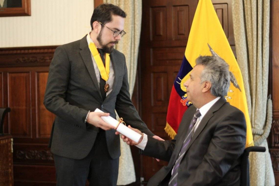 Condecoran a Inty Gronneberg, el ecuatoriano que inventó turbina para recoger plásticos del agua