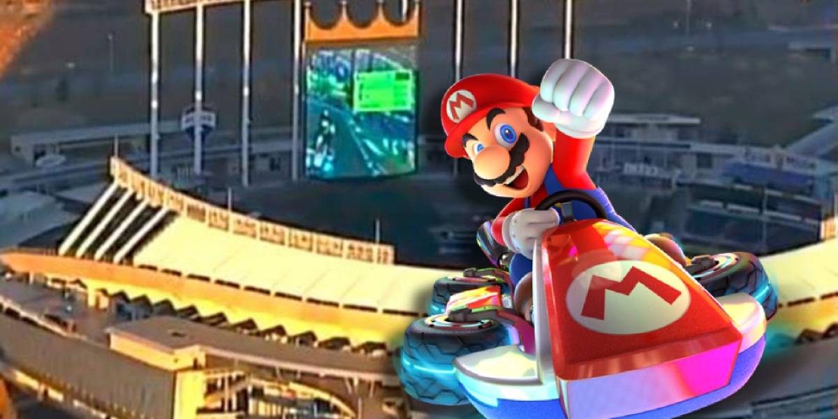 Helicóptero capta a un grupo de personas jugando Mario Kart en la pantalla de un estadio