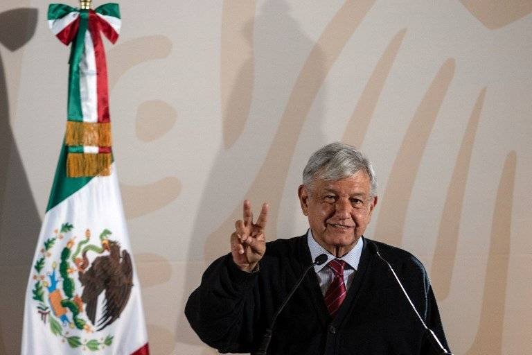 Andrés Manuel López Obrador saludando