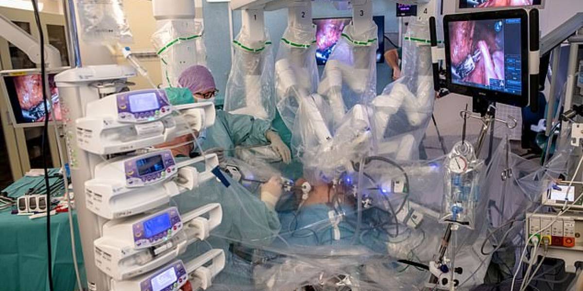 Sin precedentes: Médicos realizan trasplante de útero con un robot y mujer logra quedar embarazada