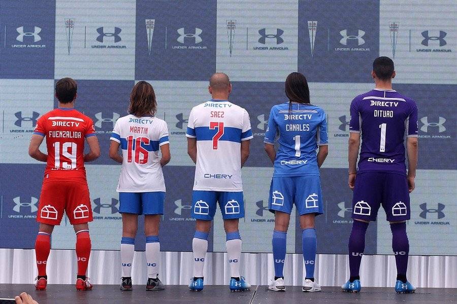 Los nombres y números de las nueva indumentaria de la UC / Foto: Agencia UNO