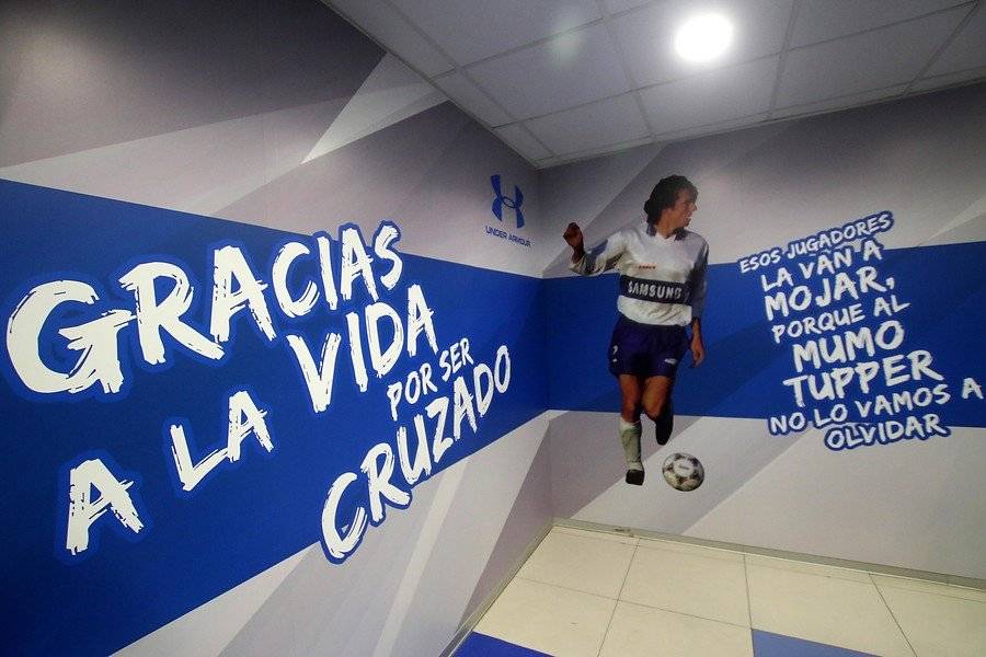 El "Gracias a la vida por ser Cruzado" destaca en el remozado camarín de la UC / Foto: Agencia UNO