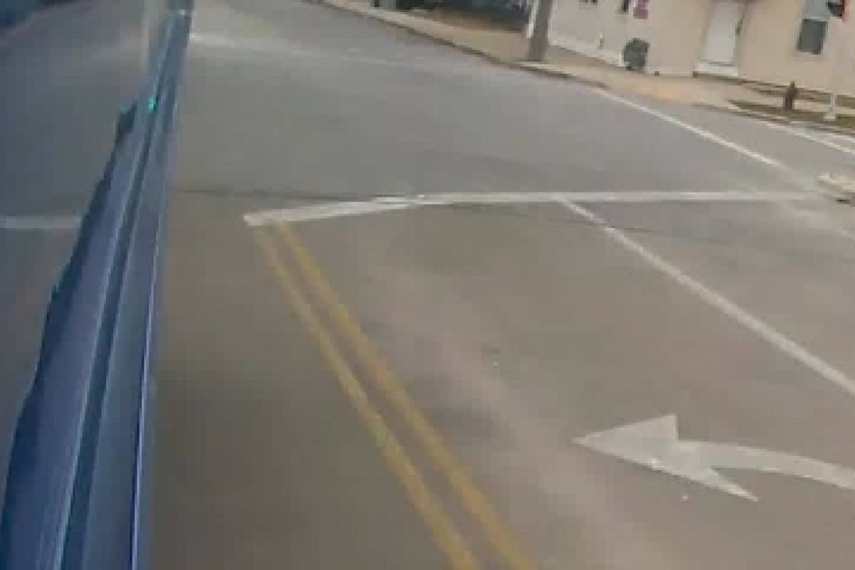 Conductora de autobús rescata a bebé que camina sola en la calle Conductora de autobús rescata a bebé que camina sola en la calle