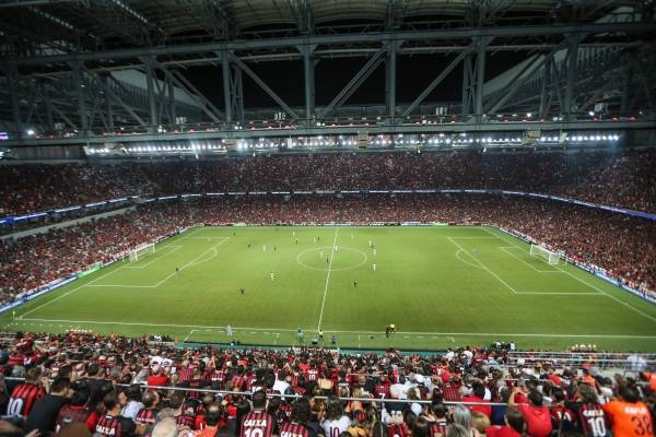 Celebran los hinchas: Minsal está evaluando el retorno del público a los estadios