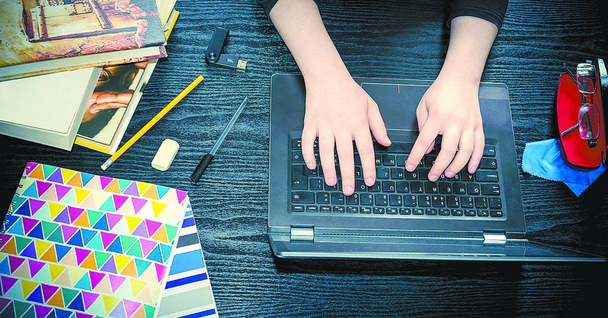 ensino médio computador estudante - Falha crítica