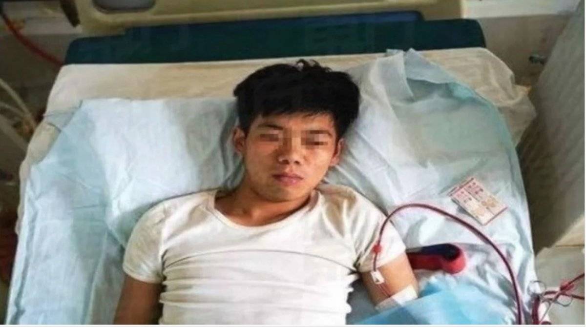 Joven vende su riñón para comprarse un iPhone y ahora no puede camina