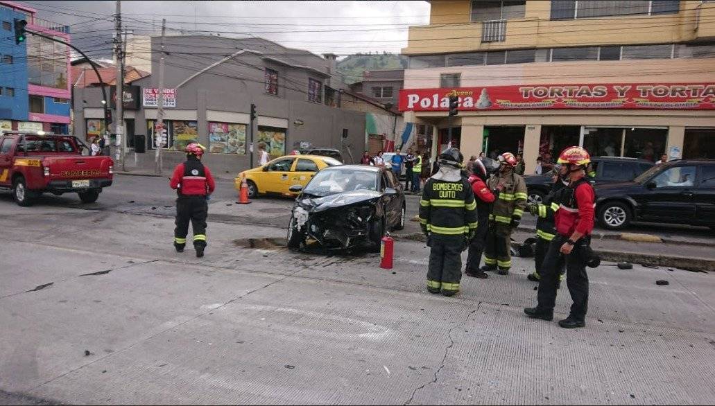 Accidente de tránsito en la Av 10 de Agosto y Veintimilla