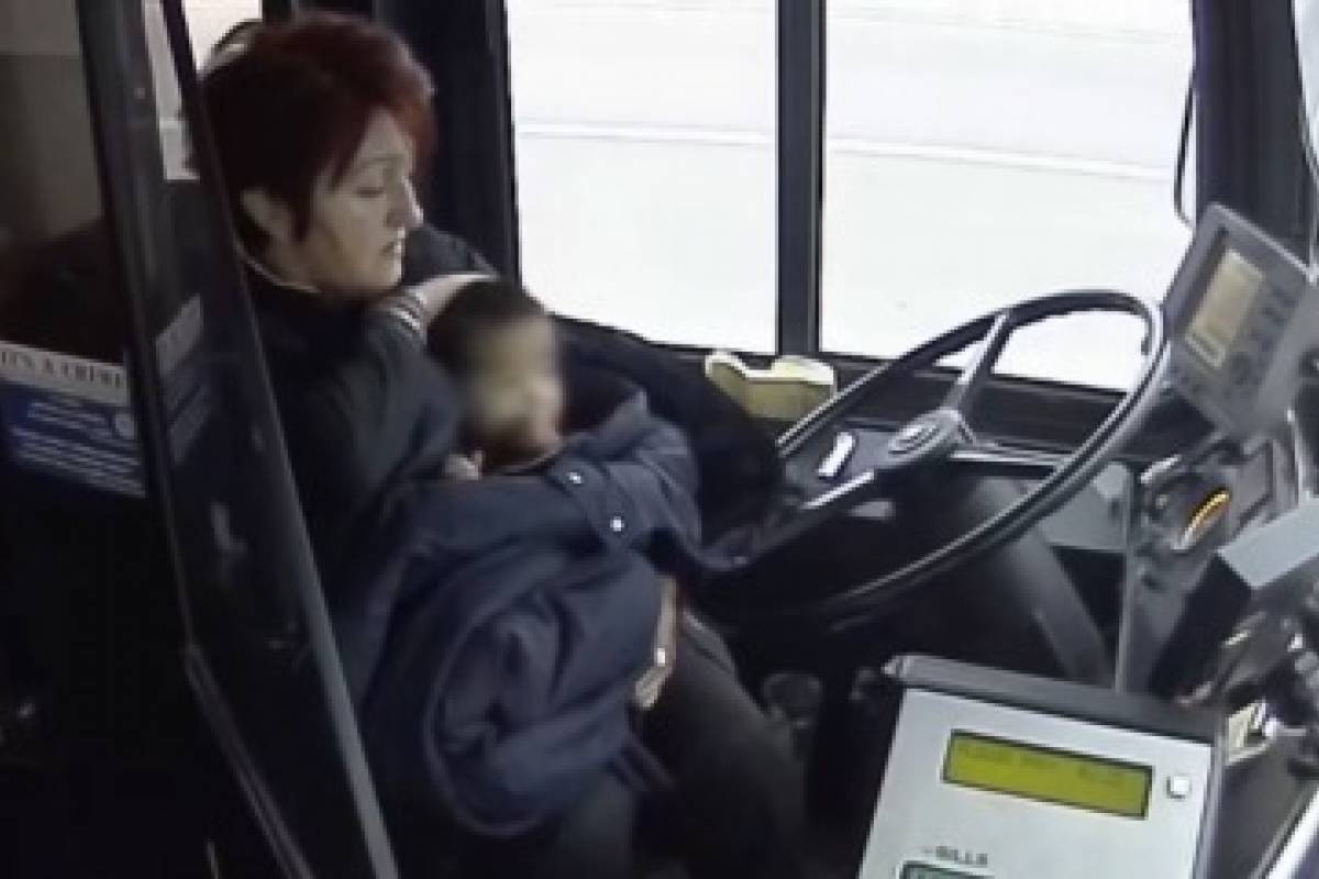 El video de una colectivera que rescató a un bebé que caminaba perdido por la calle