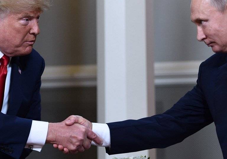 Donald Trump estrecha la mano de Vladimir Putin
