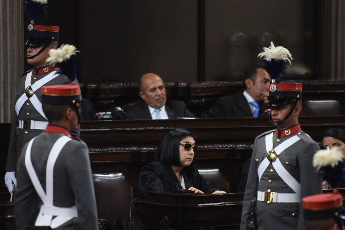 Diputada Delia Bac con gafas oscuras