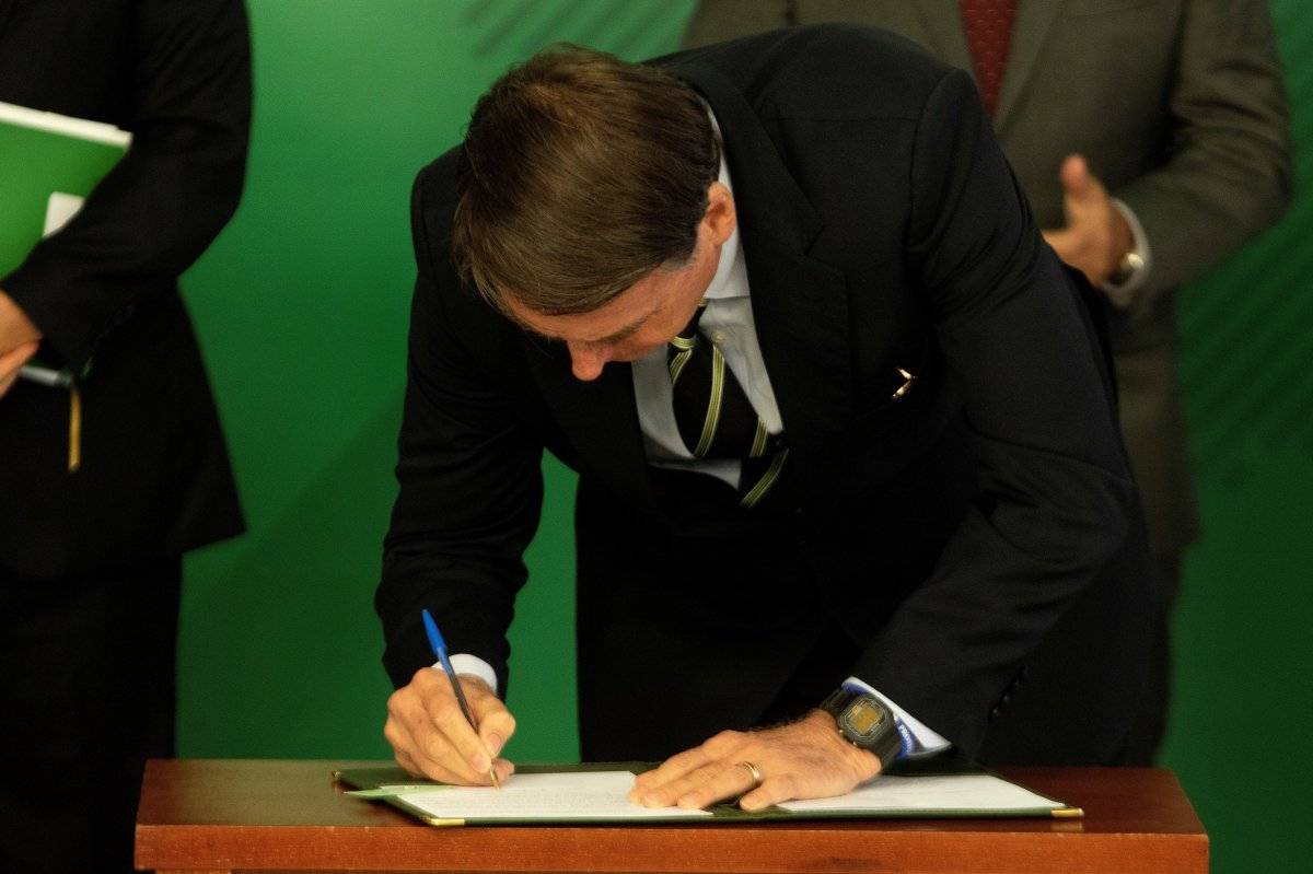Bolsonaro facilita la compra de armas en Brasil porque "el pueblo" lo pidió