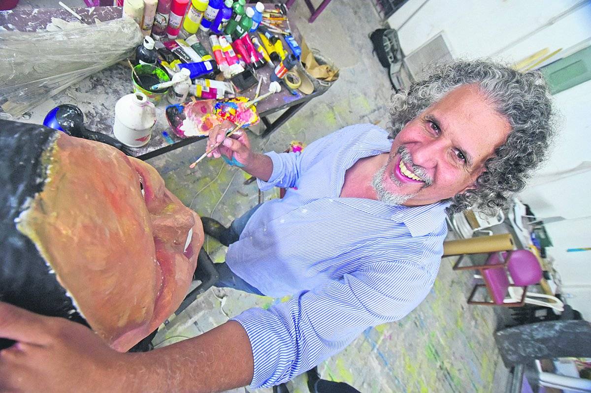 EL ARTISTA PEDRO ADORNO TERMINA SU ULTIMA PIEZA, ADRIANA DIAZ. DE AGU SOL Y SERENO, EN SAN JUAN. FOTO DENNIS A. JONES METRO PR 15 DE ENERO DE 2019
