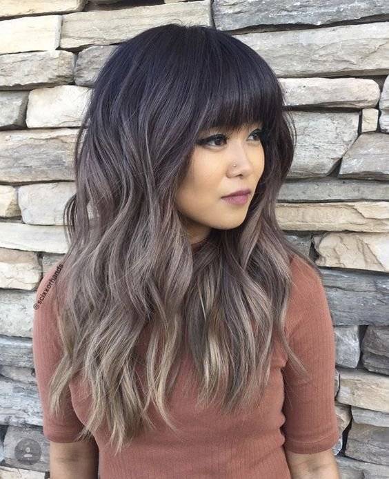 Cabello gris en piel morena