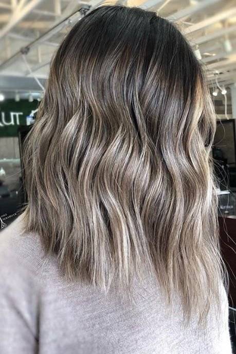 Cabello gris en piel morena