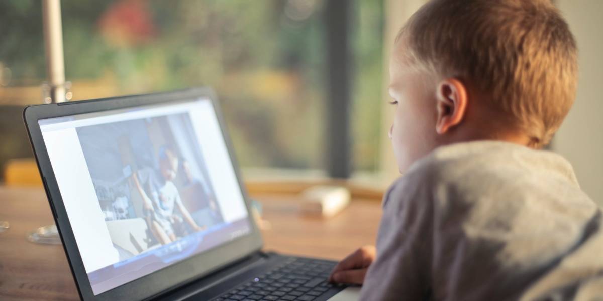 ¿Quieres que tus hijos pasen menos horas frente a una pantalla? Un estudio dice que tú también deberías hacerlo