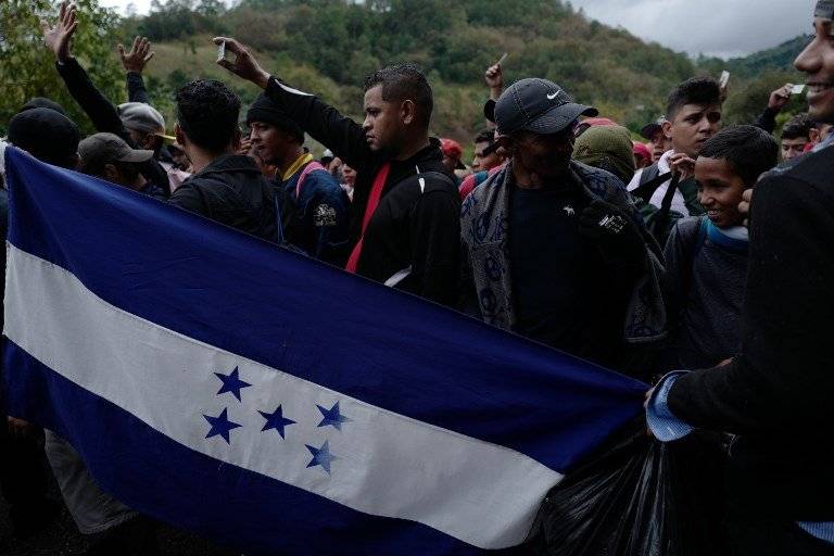 caravana de migrantes hondureños recorre Guatemala