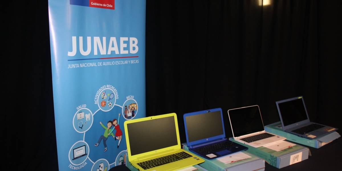 Junaeb se llena de críticas por aplicación de biometría facial para entregar alimentos