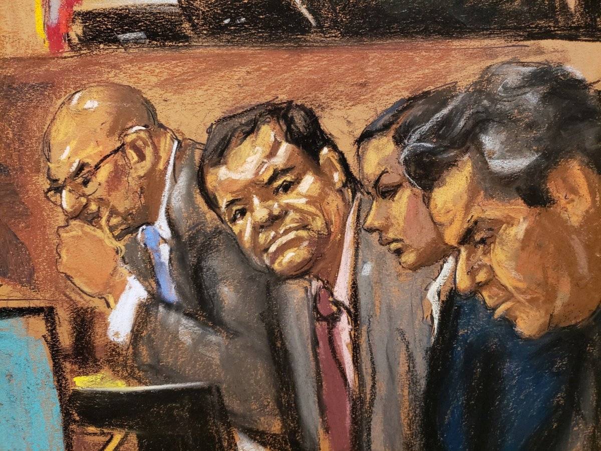 Reproducción fotográfica de un dibujo realizado por la artista Jane Rosenberg donde aparece el narcotraficante mexicano Joaquín "El Chapo" Guzmán (2i) y sus abogados