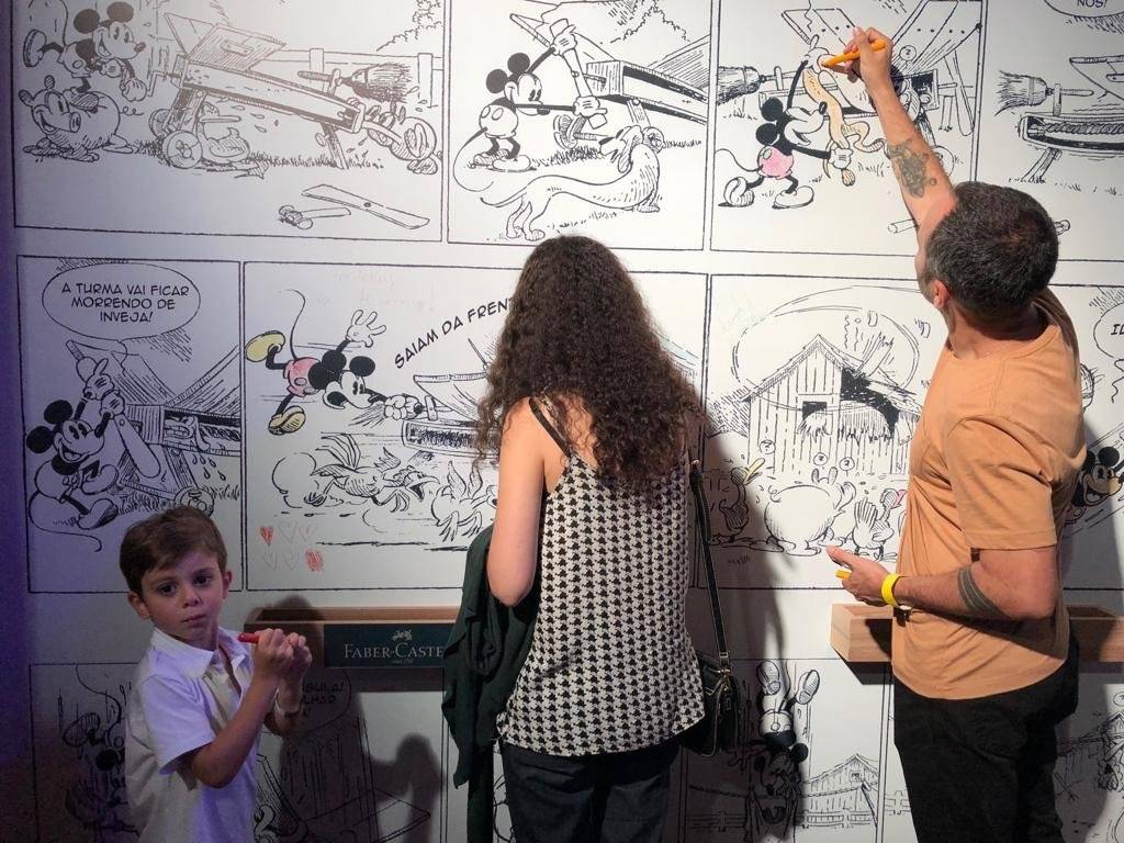 Mural de tirinhas do Mickey