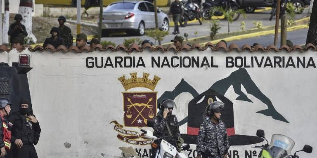 Resultado de imagen para Efectivos de la Guardia Nacional de Cotiza se sublevan contra Maduro.