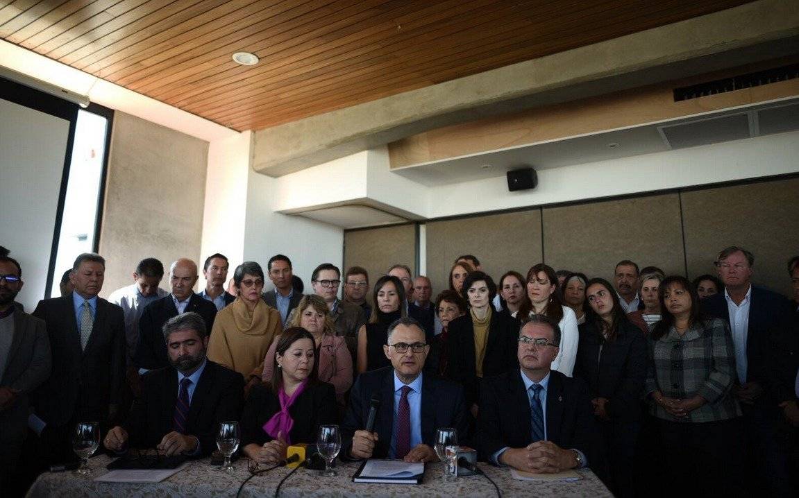 Carlos, hermano de Max Quirin, derecha, leyó parte de su experiencia profesional.