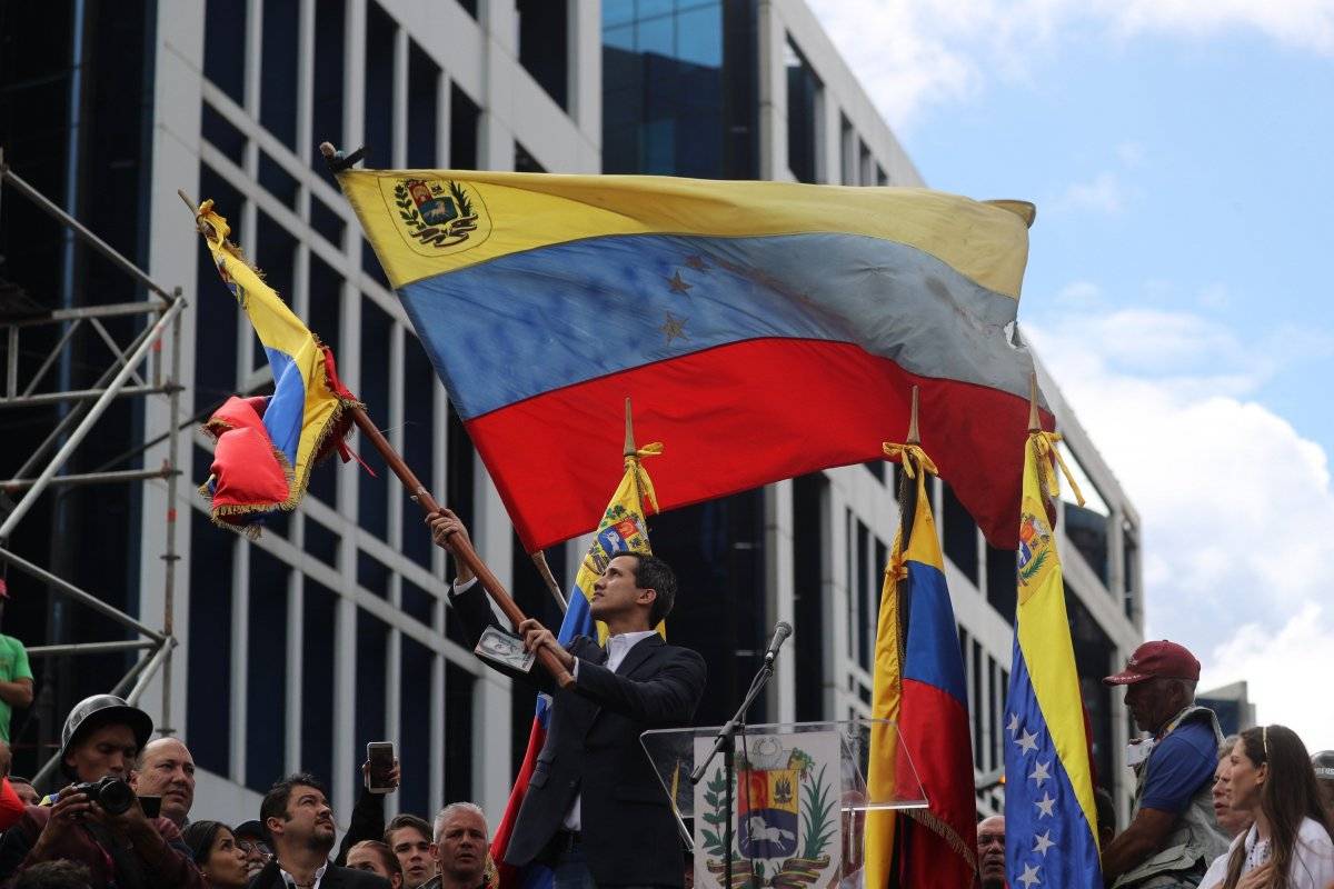 El líder del Parlamento anuncia que asume la Presidencia de Venezuela