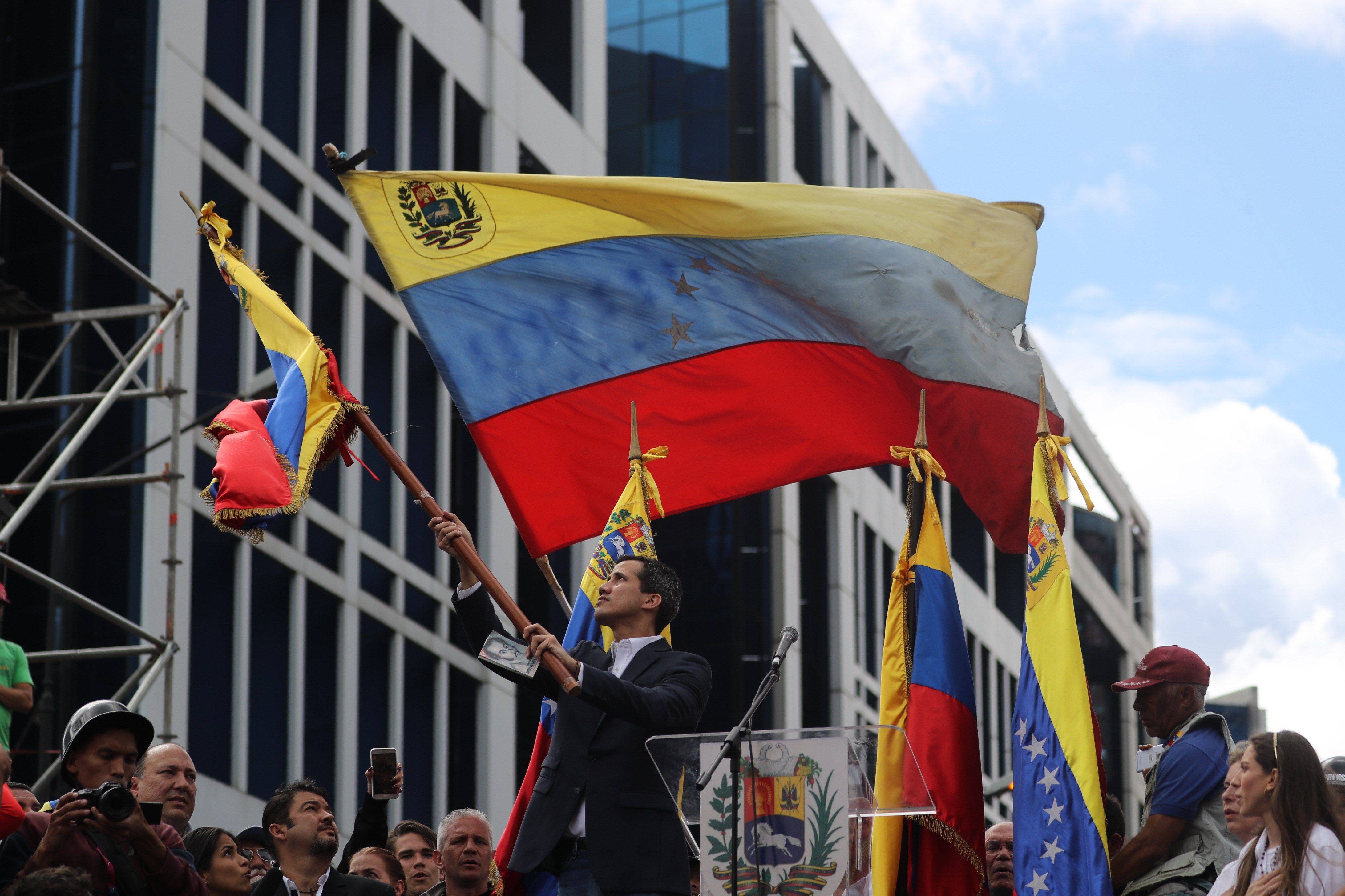 El líder del Parlamento anuncia que asume la Presidencia de Venezuela