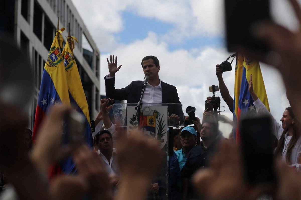 El líder del Parlamento anuncia que asume la Presidencia de Venezuela