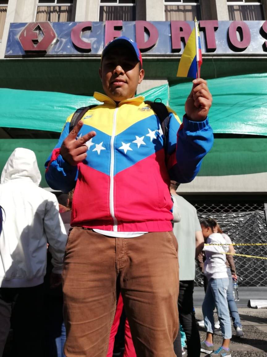 Venezolanos celebran frente a su Embajada en Quito autoproclamación de Guaidó
