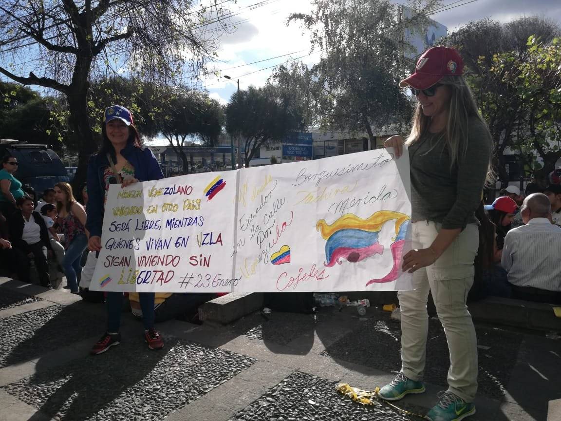 Venezolanos celebran frente a su Embajada en Quito autoproclamación de Guaidó